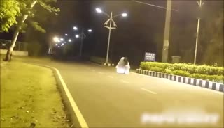 不作不会死！ 男子装鬼吓人险被车撞成“真鬼”