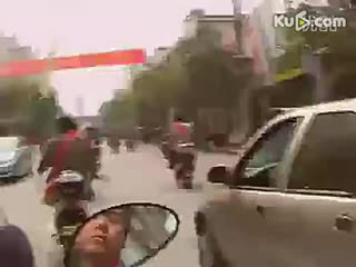 新日电动车真牛，拖着汽车满街游！ _5