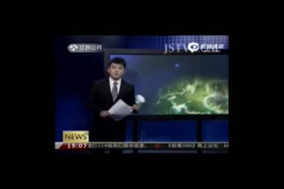 女司机油门当刹车撞翻岗亭
