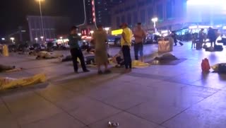 实拍男子当众戏弄流浪汉 将其衣服扒光