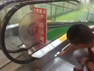 扶梯紧急停止的三种方法，1分钟的视频也许可以挽救一条生命