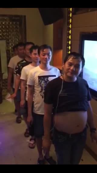 逗比领舞大叔销魂舞姿笑翻网友