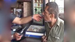 印度现“火焰”口腔清新剂：点燃后放嘴里