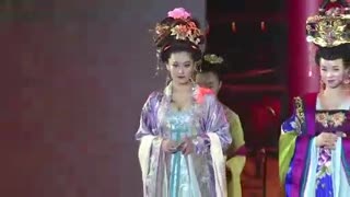 范冰冰张馨予拼身材 张馨予露半球惨遭咸猪手