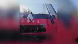 郑州街头现“悬浮婚礼” 行为艺术表达择偶态度