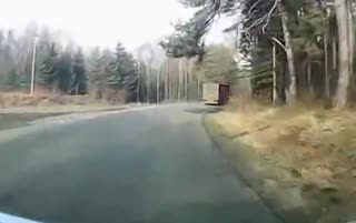 路窄还要超车，卡车小道上被半挂车挂翻