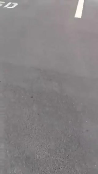 太可爱了！小女孩看到自己的影子，吓坏了
