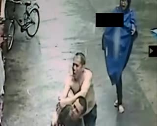 实拍男童2楼坠下 “接住哥”徒手相救