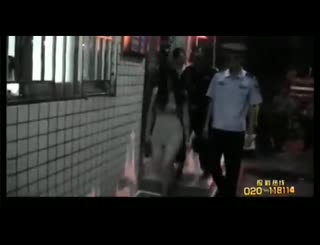 实拍深圳警方深夜抓嫖 老鸨捶胸顿足坐地撒泼