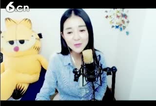 我不禁抬起头看着《你的眼神》明亮又美丽~