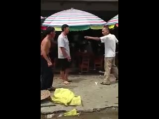 实拍两男子菜市场比武搞笑一幕