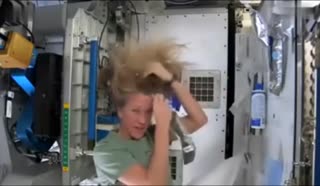 美国女宇航员太空洗头 神一般的绝技超乎想象