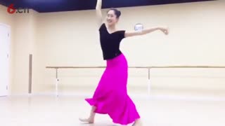 气质美女大跳柔美傣族舞