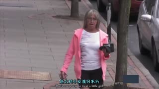 街头实验：看到保姆街头欺负小孩 你会怎么做