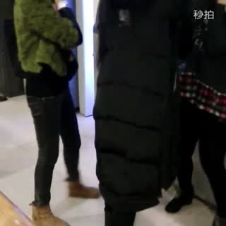 手机实拍：哈尔滨女汉子取款机前上演中国功夫