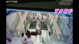 母亲被电梯吞吃的最后一秒救了孩子 向伟大的母爱致敬