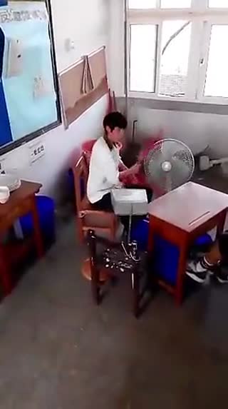 熊孩子真会玩，架子鼓演奏小苹果，水桶风扇当鼓霸气十足
