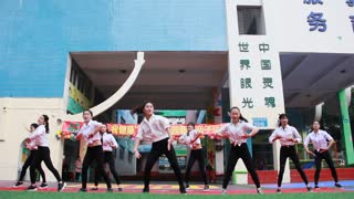 《珠海东方幼儿园的幼师表演，炫舞》摄影：何成辉