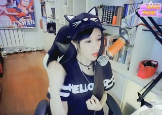 我听见雨滴落在青青草地~我听见远方下课钟声响起