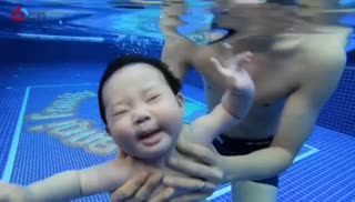 年纪小小的我也会在水里比“耶”呢