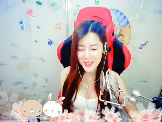 满身疲惫没人能体会~只能紧紧握住心爱的酒杯
