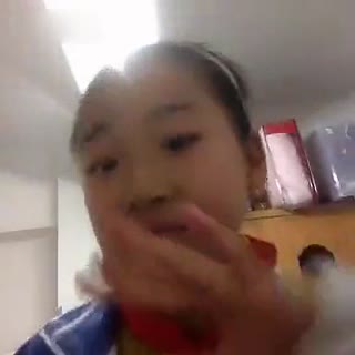 不忍直视！逆天小学生神表情模仿朝鲜儿歌