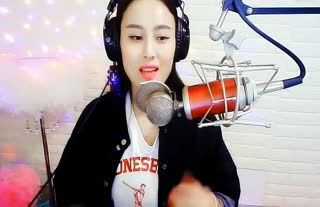 妹子唱歌很好听~嗓音倍儿棒很有feel~