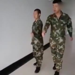 哈哈哈，这位教官的内心是崩溃的。
