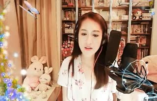 女主播一曲《芙蓉雨》 像是听一张唱片 充满感觉