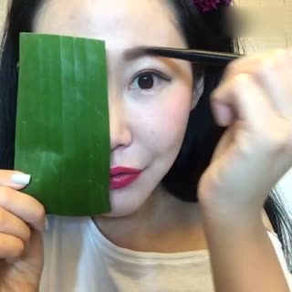 为了画张最真实的皮 我忍痛没加过滤色 女神屌丝妆周六大放送 眉笔 眼线笔 和口红都可以在左颜官方店铺找到 这么爱你们的我 你们忍心不分享吗