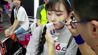 美女主播在chinajoy现场脸上画油彩 16.07.30 下午