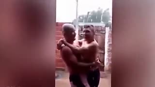 父亲抱残疾儿子感受下雨 获赞年度人物